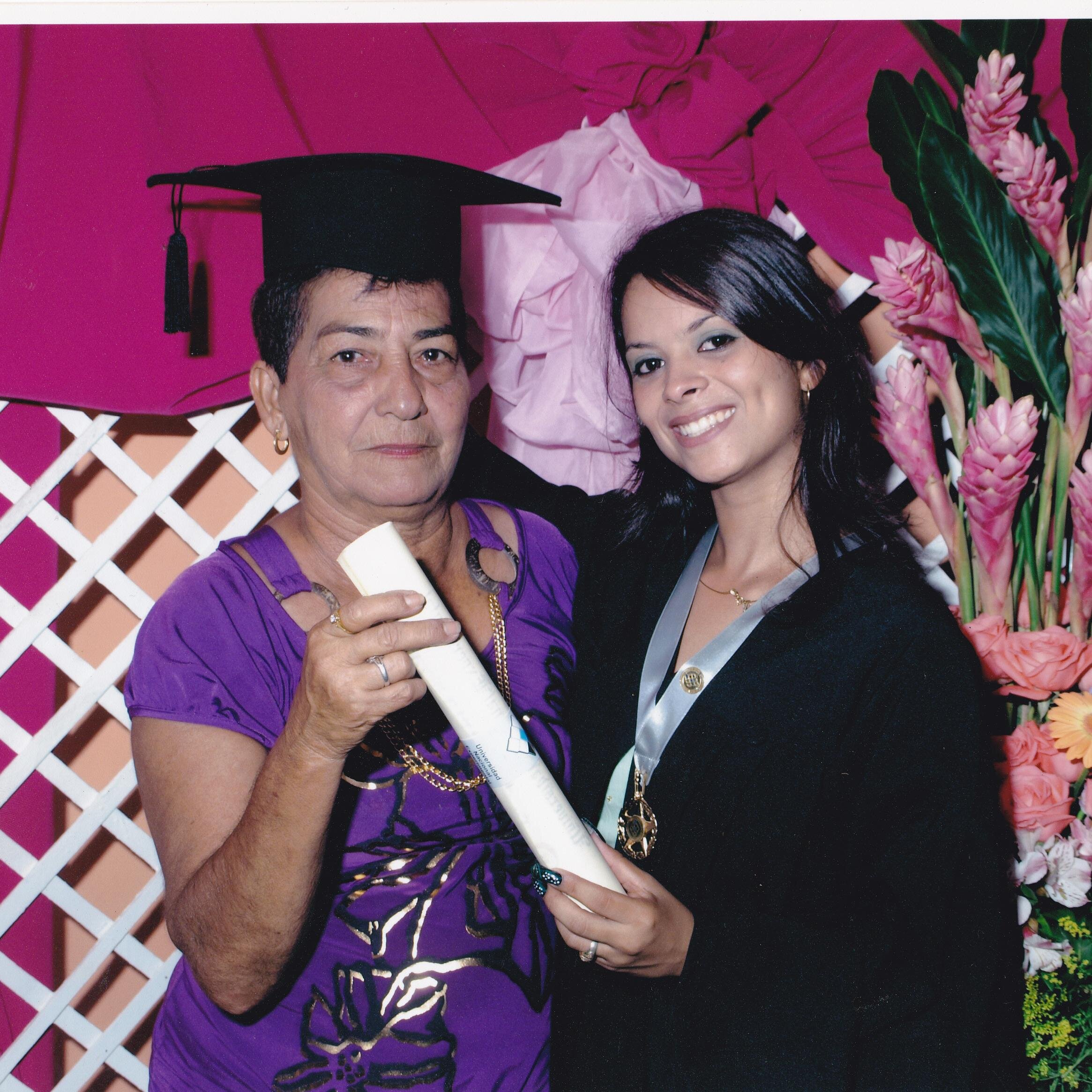 Se q desde donde estás me cuidas y me proteges Como tú ninguna Maaa en todo momento estarás aquí3T AMOO 3Los mejores 25años de mi Vida fueron a Tú lado