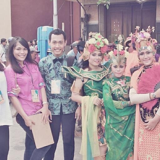 bersinarlah secerah matahari dan buat orang-orang disekelilingmu ceria dan tersenyum