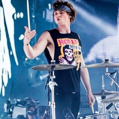PLEASE FOLLOW @Nukes_Pringles INSTEAD OF THIS ACCOUNT AND FOR FOLLOWBACK TWEET HER THE WORD 'Ash' ITS MORE CREATIVE