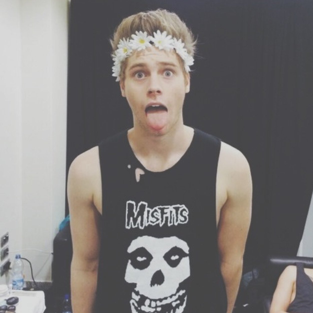 ∘ * ✧ * ∘                                                         are we wasting time                             talking on a broken line
∘ * ✧ * ∘