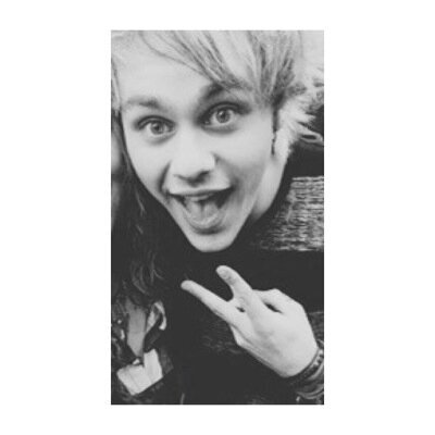 Hi, im Latifa, i live in france, i'm directioner,5sosfam and belieber. IFB EVERYONE