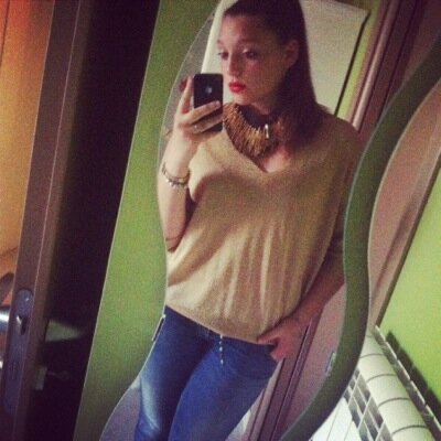 So che non hai mai amato il suono della tua voce registrata non vuoi mai sapere quanto pesi devi ancora stringerti nei tuoi jeans ma per me sei perfetta LT 3
