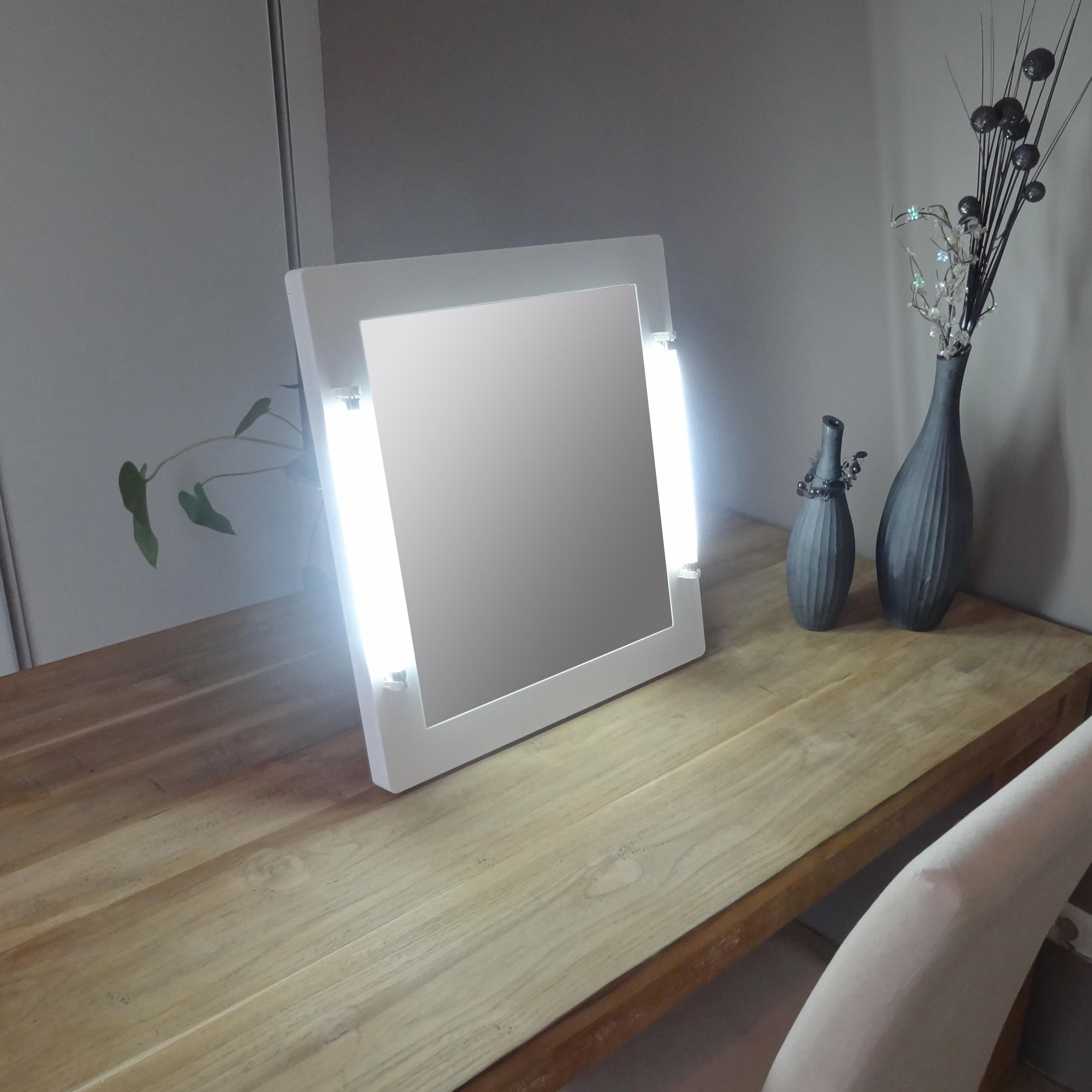 Naturalcolour ontwikkelt en levert daglicht spiegels voor het gebruik bij o.a. #visagie en #kleuradvies. Spiegel is draagbaar en voorzien van #daglicht lampen.