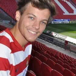 PLEASE REMEMBER TO PLEDGE BECAUSE IT WOULD MAKE LOUIS VERY VERY HAPPY AND IF HE MEETS THE PLEDGE I'M GOING TO MEET HIM http://t.co/hj0VHv2xVH