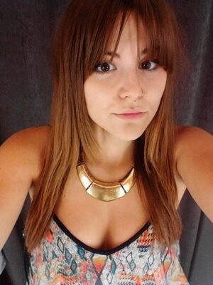 19. Estudiante de Arqueología en la UGR.        Pequeña sonrisa de Amélie.