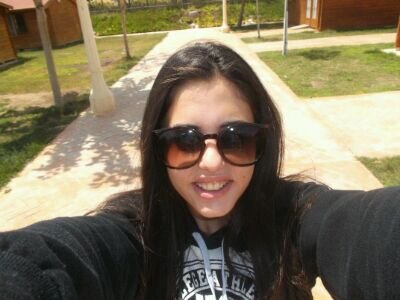 Disfruta  que la vida son tres días y vamos por el segundo , dibuja una sonrisa para el mundo.                        @AgrAinhoa @NereaVazquez14