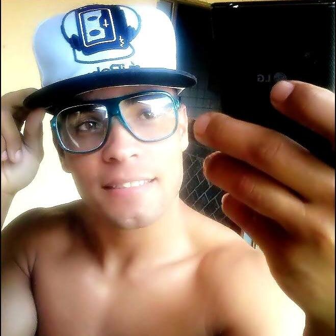 Sou extrovertido, Carinhoso e Alegre.