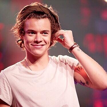 Hiiiii guys, PLEEEEASE with all of my heart, PLEASE go and follow @iHarrysmiiles bc i just gave you a free follow, it would mean the world. Thank you guys❤️