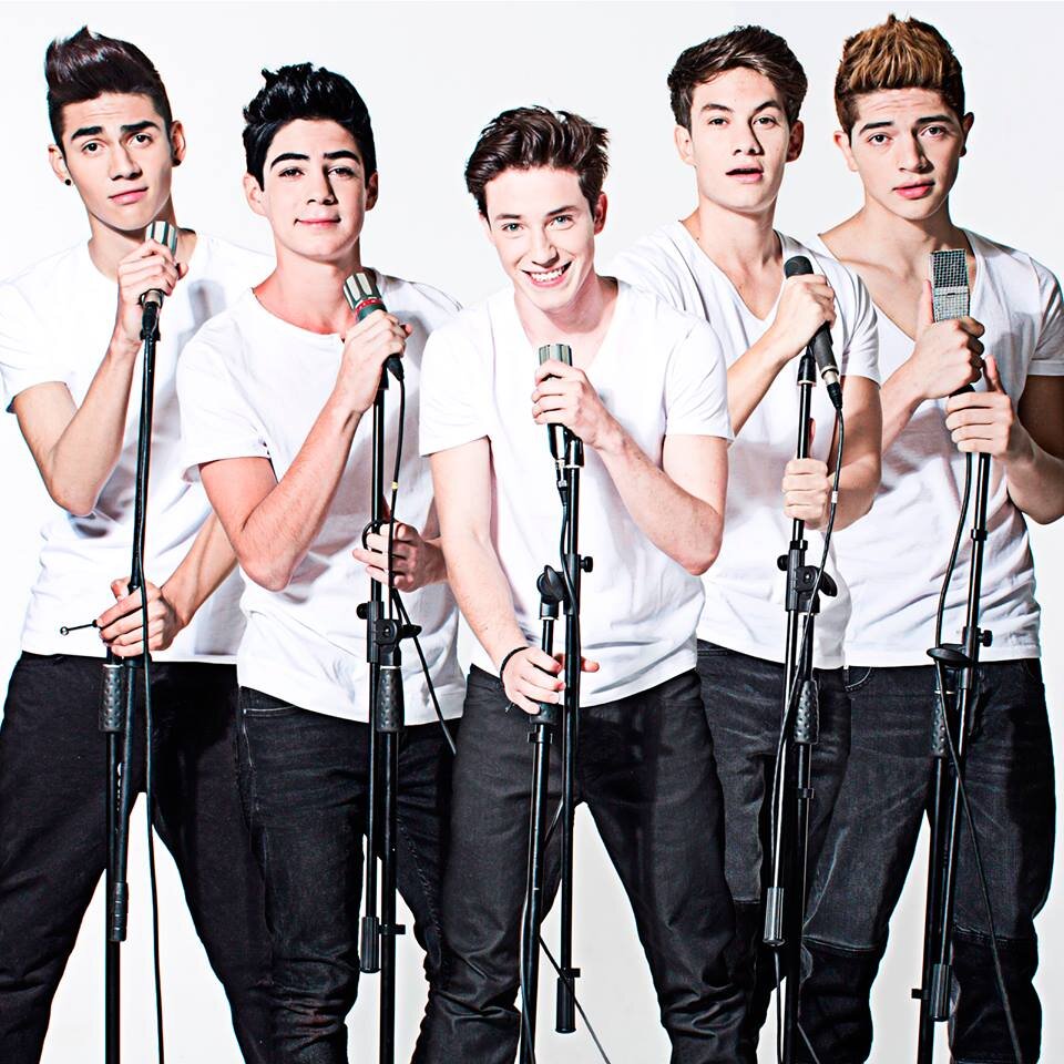 5 locos enamorados de la música. #MeEquivoqué @bryanmouque @josdice @soyfreddyleyva @soyalonsovillal @soyalannavarro http://t.co/RM9LA4TbzC  contacto@cd9.mx