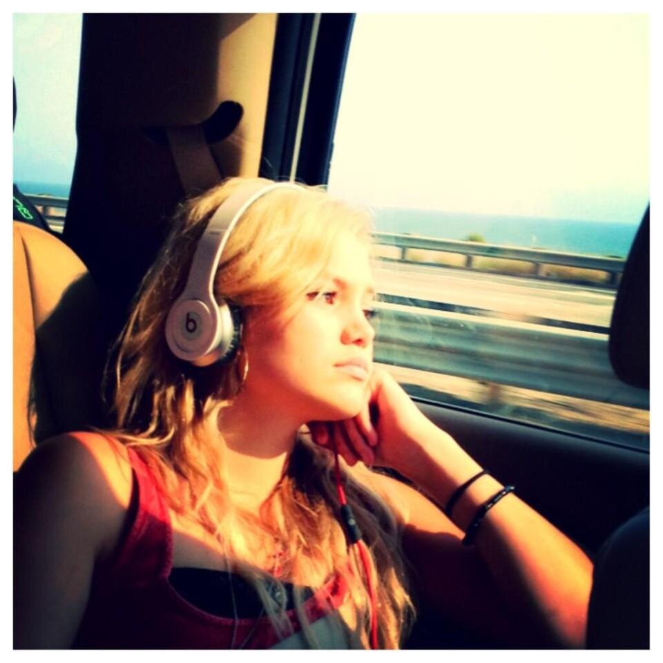 hi i'm the twin sis of Logan Watson my best friends are Jasmine. Garrett, and Delia. #single 16 and i sing a little