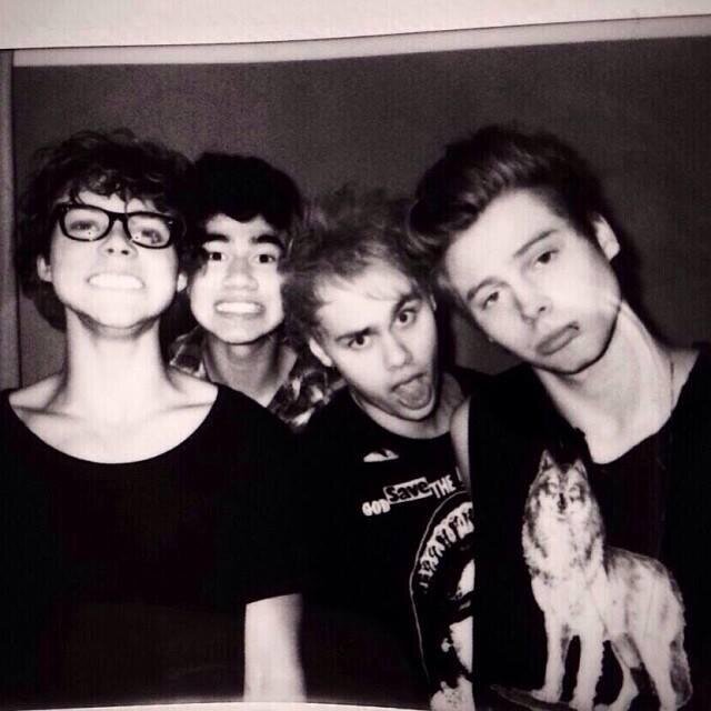 Zoe, Ellie & Abby|| follow help account || we are here to help you get 1/4 || turn out notifs on || have access to luke/4 +band acc