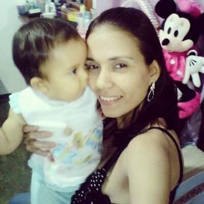 Tengo 1 princesa bella aquí en la tierra  1 angelito en el cielo q me cuida , un esposo y padres que amo...gracias Dios x tus bendiciones