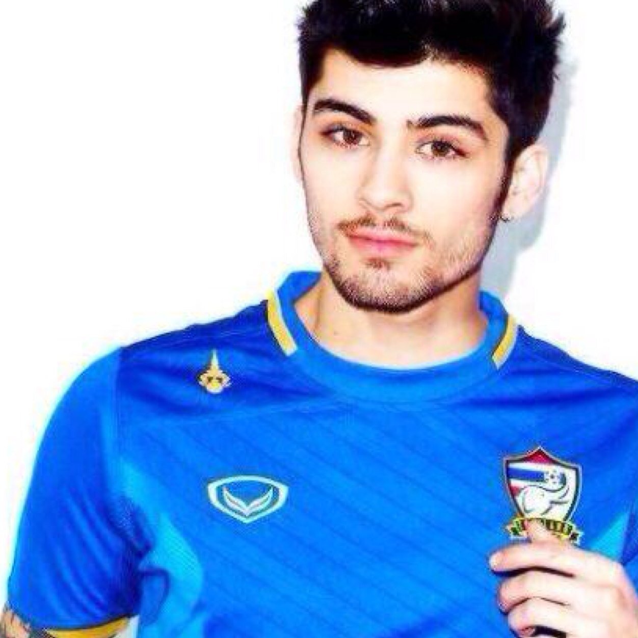 Te dei um follow grátis, então retribua em @1d1th1ng e pessa que ela segue todos de volta :) MUITO OBRIGADA #OneDirectionPTW