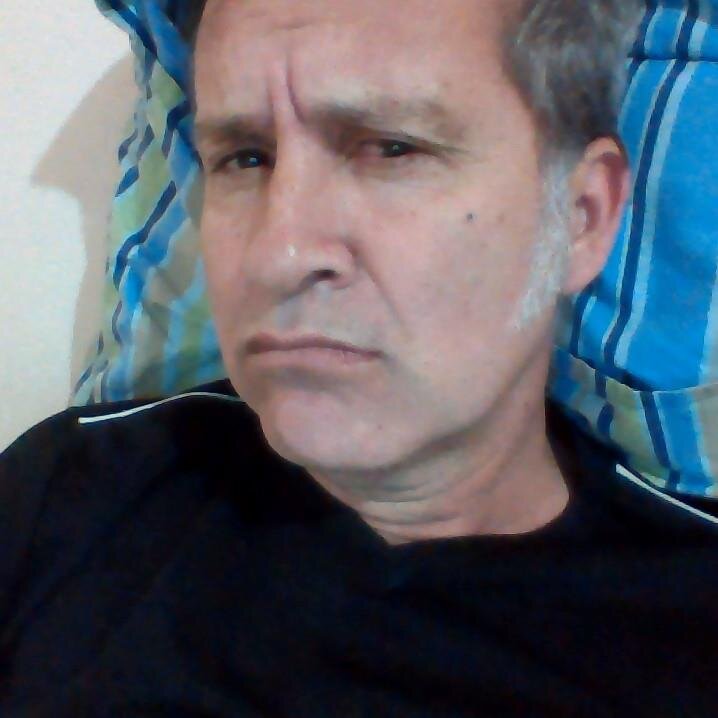 Gosta: amigos, U2, Cold Play, Pink Floyd, Red Hot Chili Peppers, Pearl Jam...
Ama: pai, mãe, filhos, Edilene e Portuguesa de Desportos.