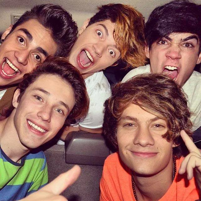 5 chicas enamoradas de 5 locos enamorados de la musica.
Pagina de Facebook: https://t.co/6ZGNu574mG