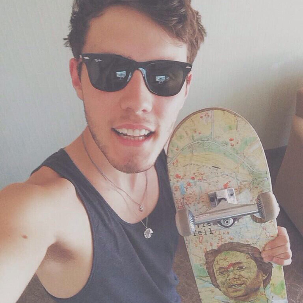 HI :) u dont have to follow this account but can you pleeeeaaseeee follow @alfieeezoeee instead ? :) 

Alfie Deyes follows me and faves my tweets on that acc