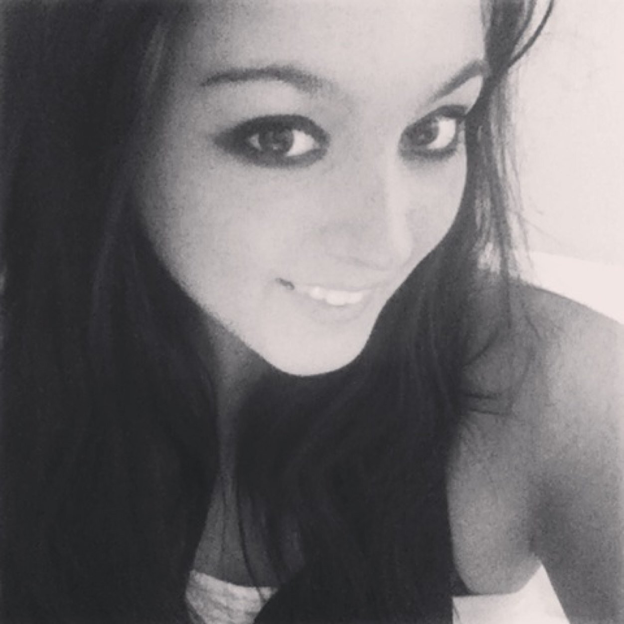 I play guit in @lauANDval. Click on the link below and you'll hear our first song. :) And that's it! Talk to me and you'll know more about me :p #FollowBack