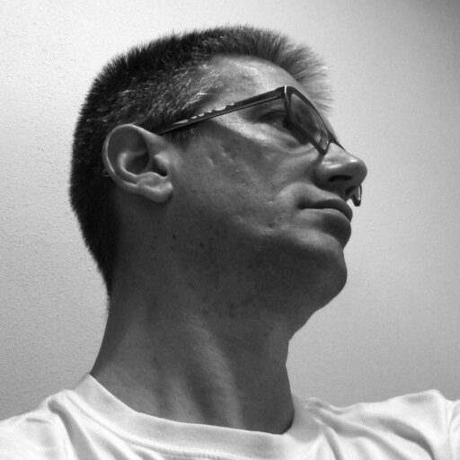 Sono un poeta, un creativo, un incallito, romantico poetacreativoromanticoincallito. E faccio l'editore.