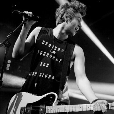 FOLLOW BABE @xzouiskingg FOR TWEETS ABOUT 1D AND 5SOS!!! FOLLOW FOLLOW FOLLOW!!!!!