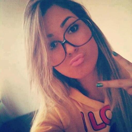 Minha mãe me deu uma caixa de bombom awwwn , Mais só que eu queria uma caixa do bumbum do Gui pra aperta. @mcgui_oficial ♥ !