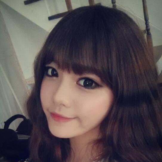 Me llamo GeumHee y soy ulzzang, aunque puedes llamarme Satán, la ladrona de bebés.~ ´v`// El cura de las flores siempre me echa agua bendita encima.