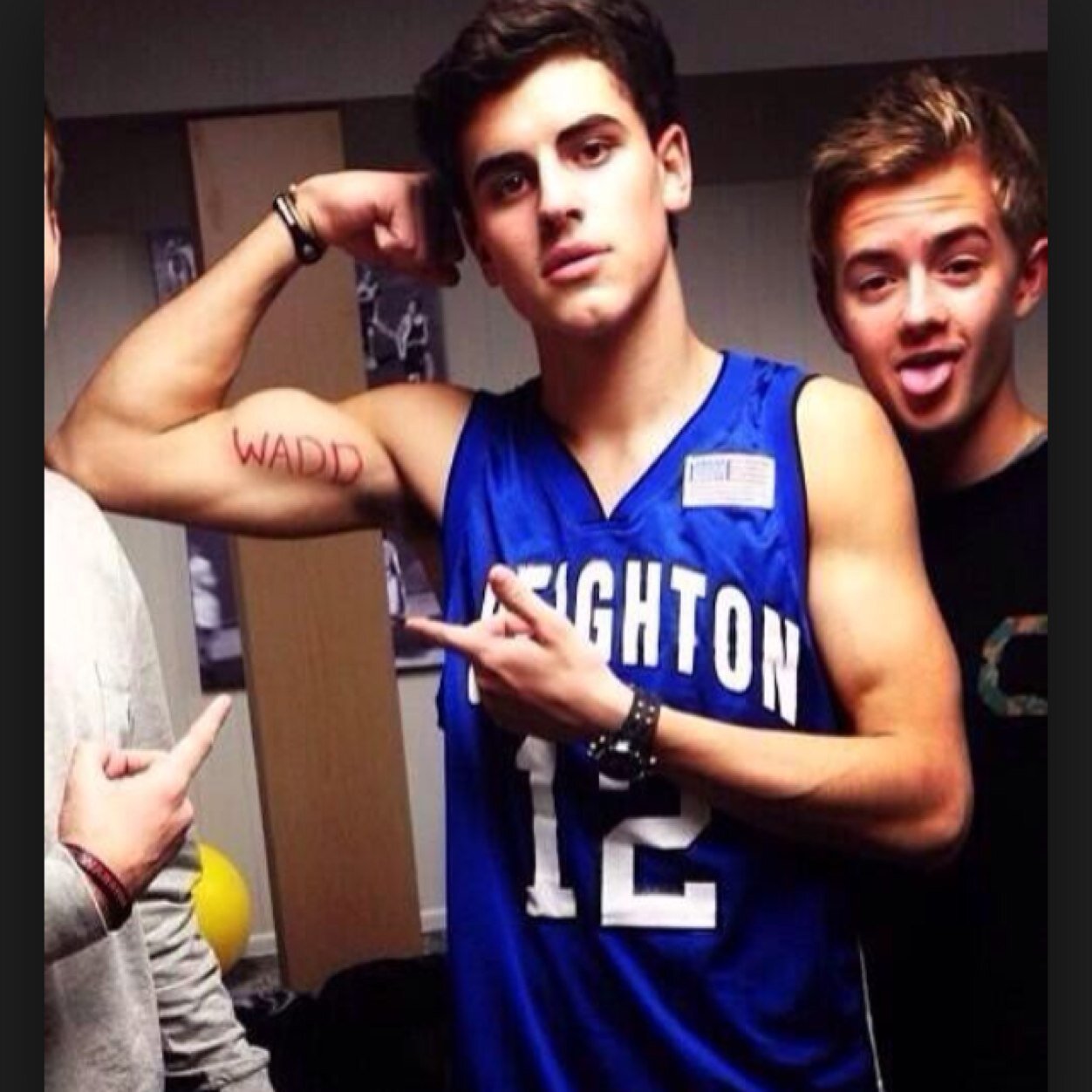 FOLLOW @AARONVSMENDES and RT THIS PLZ FOR MAHOGANY https://t.co/2xYLdoZij3