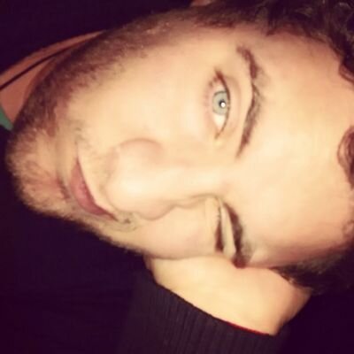 Pastelero profesional, me gusta mucho cantar, escribir, viciar, boludear con amigos... Lo normal, bah XD