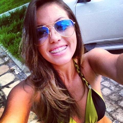 18 anos, baiana, virginiana, flamenguista... Quer saber mais? Segue ai. ♥