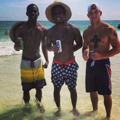 Im Shawn. Mississippi born n raised. Sports fanatic. Drink of choice is busch light.