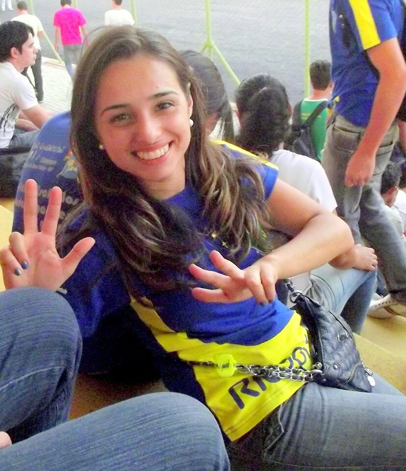 Modestamente..rs uma garota de mta sorte =P Católica praticante, S2 minha família, amigos, profissão..
Gosto mto d viajar, d cozinhar, conhecer e fazer amigos.