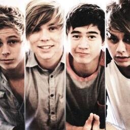 Love #5SOS and #OneTreeHill. 5SOS is outta my limit but no problem. What the hell is @Ashton5SOS? A unicorn? #5SOS are so perfect it hurts 3