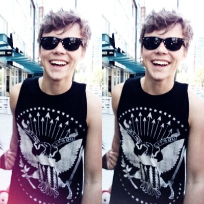 roses are red, violets are blue, i like 5sos way more than i like you (✿◠‿◠)