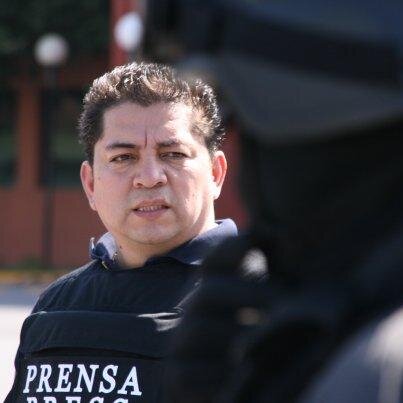 Periodista y productor/Vivo constantemente entre 2 países/Comparto noticias y comentarios a título personal/3x National Emmy / 1 Lone Star Emmy