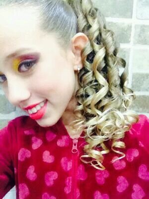 O tempo me faz, o vento desfaz. O ritmo me move, o movimento percorre. É um pulso de adrenalina, é o prazer de ser bailarina.

Yasmim Pontes