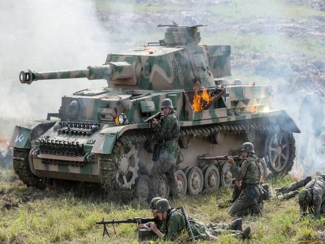 Никогда не говори женщине, что ты недостоин ее любви; она сама это знает.