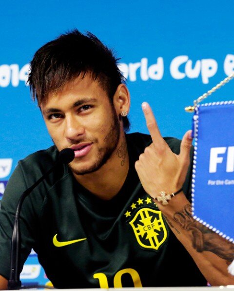 cristiano ronaldo e neymar fã! Eu falo vários idiomas, francês, inglês, espanhol e Português! Eu tenho 14 anos Português !! 33333333333