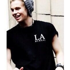 I just gave you a free follow, could you follow @laughlikecal for me? Just ask for a fb
ily have a good day x