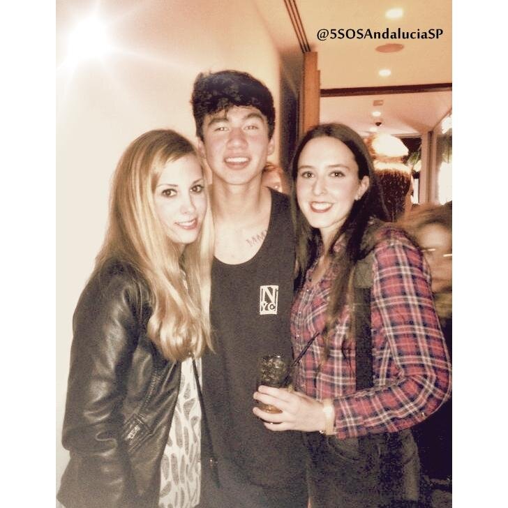Bilingual account related with the Aussies. 5SOS THANK U for the best 4th April of our lives.  Alicia and Paola here!

Ps: It's a Hi or Hey :P