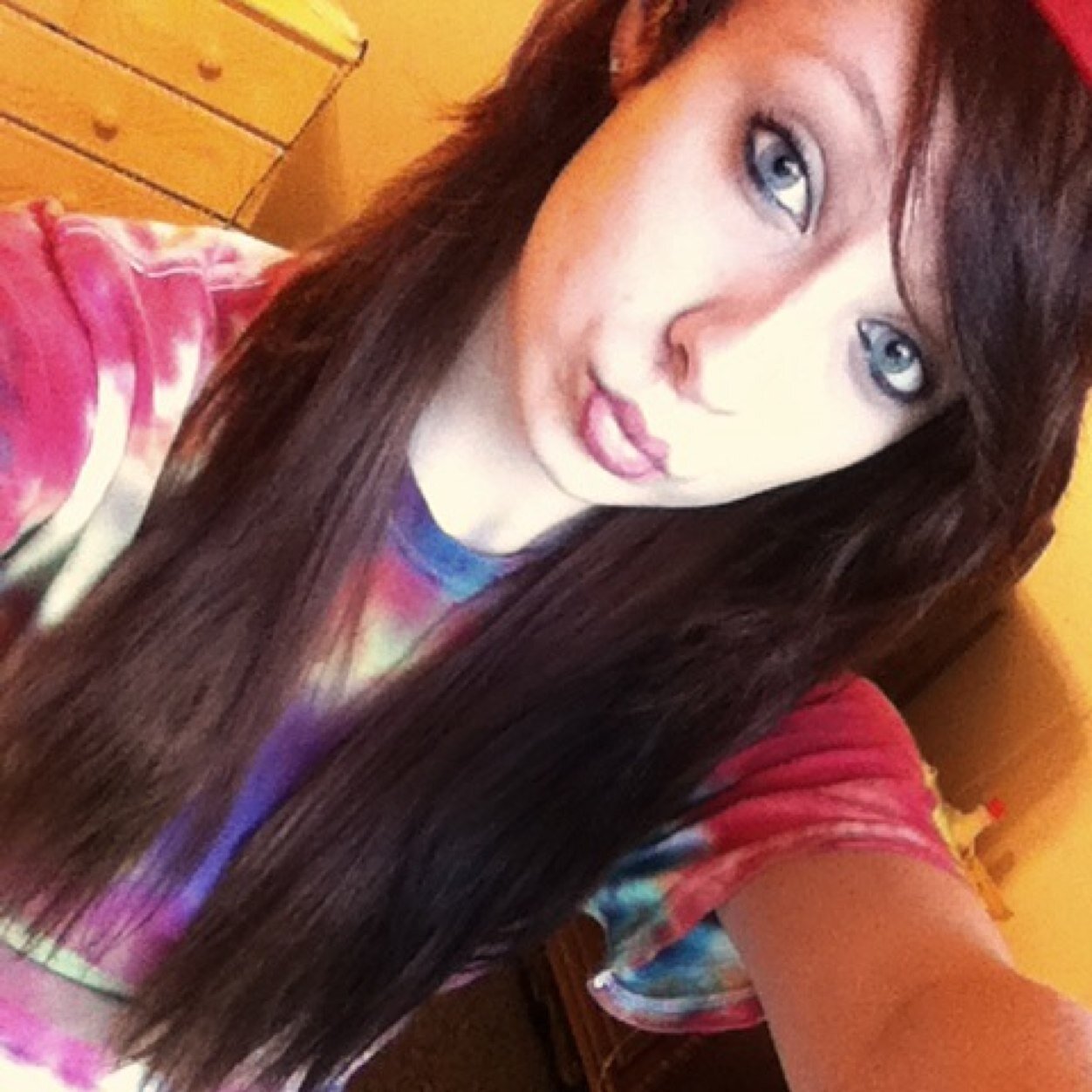 Hey, I'm Athena 17 I tend to be very random and socially awkward. Hopefully graduate next year (: 
 Message me to know more.