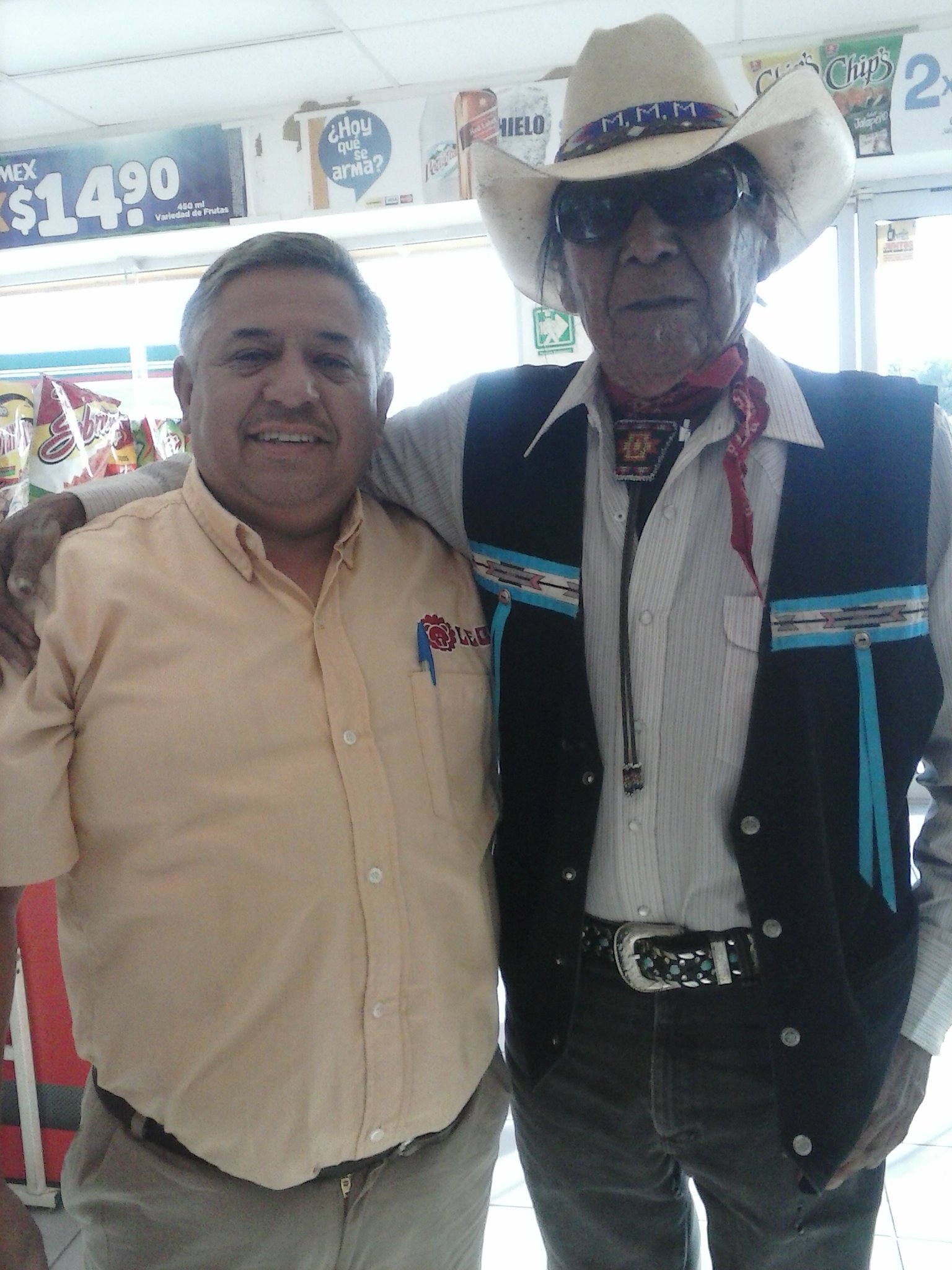 fcojperezchacon's profile picture. de sabinas,coahuila,gusto de deportes politica y noticias,asi como de la pesca deportiva.En la foto con Chakoka Aniko,jefe de la tribu india Kikapu.