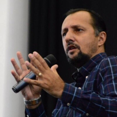 Casado com pra Marisangela Rocha, pai de Pedro e Julia, prisioneiro do amor de Cristo condenado a prisão perpétua. Pastor da Comunidade Evangélica da Zona Norte