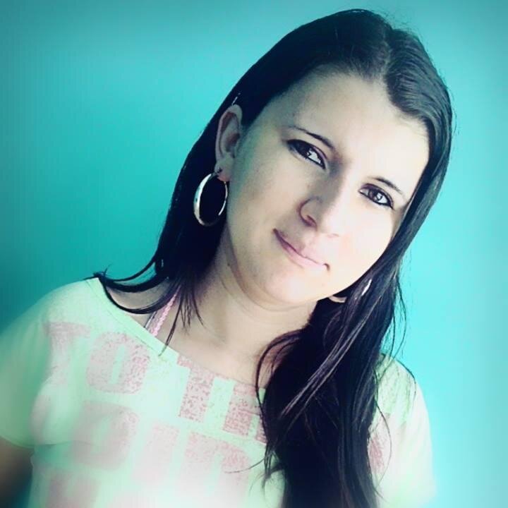 adoro viajar,ouvir sertanejo universitário, sou muito brincalhona :)