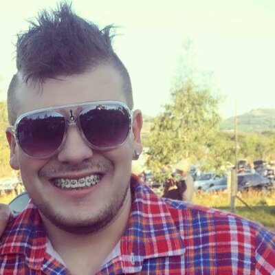 Brasileiro, paranaense, pisciano, 26 anos, amante pela vida e pela música.