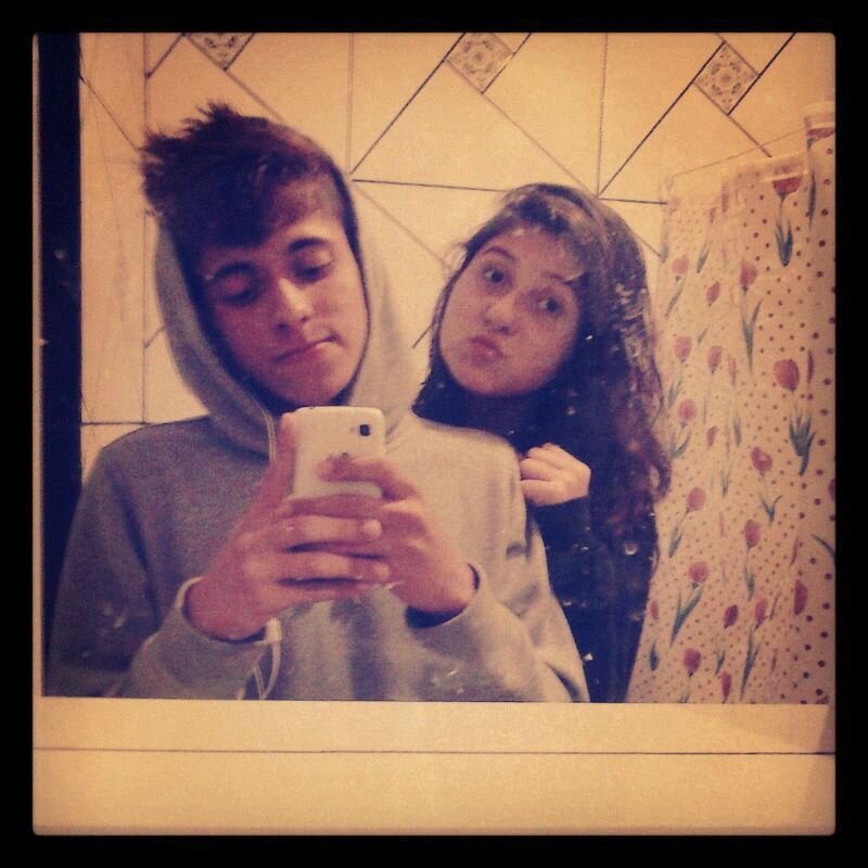 e agr eu sou so dele e ela e so minha..(8 s2