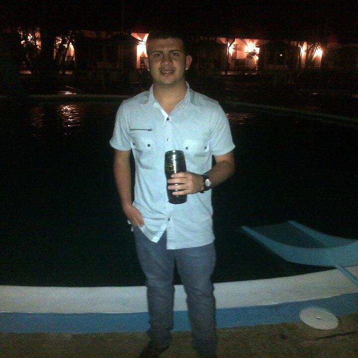 R_alejandro8's profile picture. 