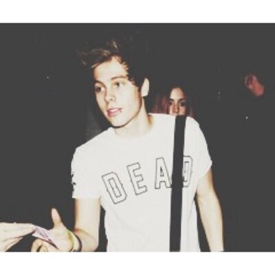 Follow @Grungylashton :-)