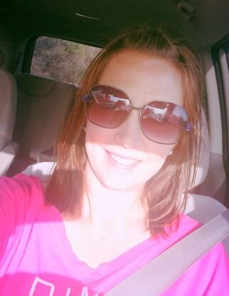 She’s got hazel eyes and a wild side
Lightin’ up the room with her smokey little smile
Burnin’ up and down, turning them heads
She’s my little hot mess.