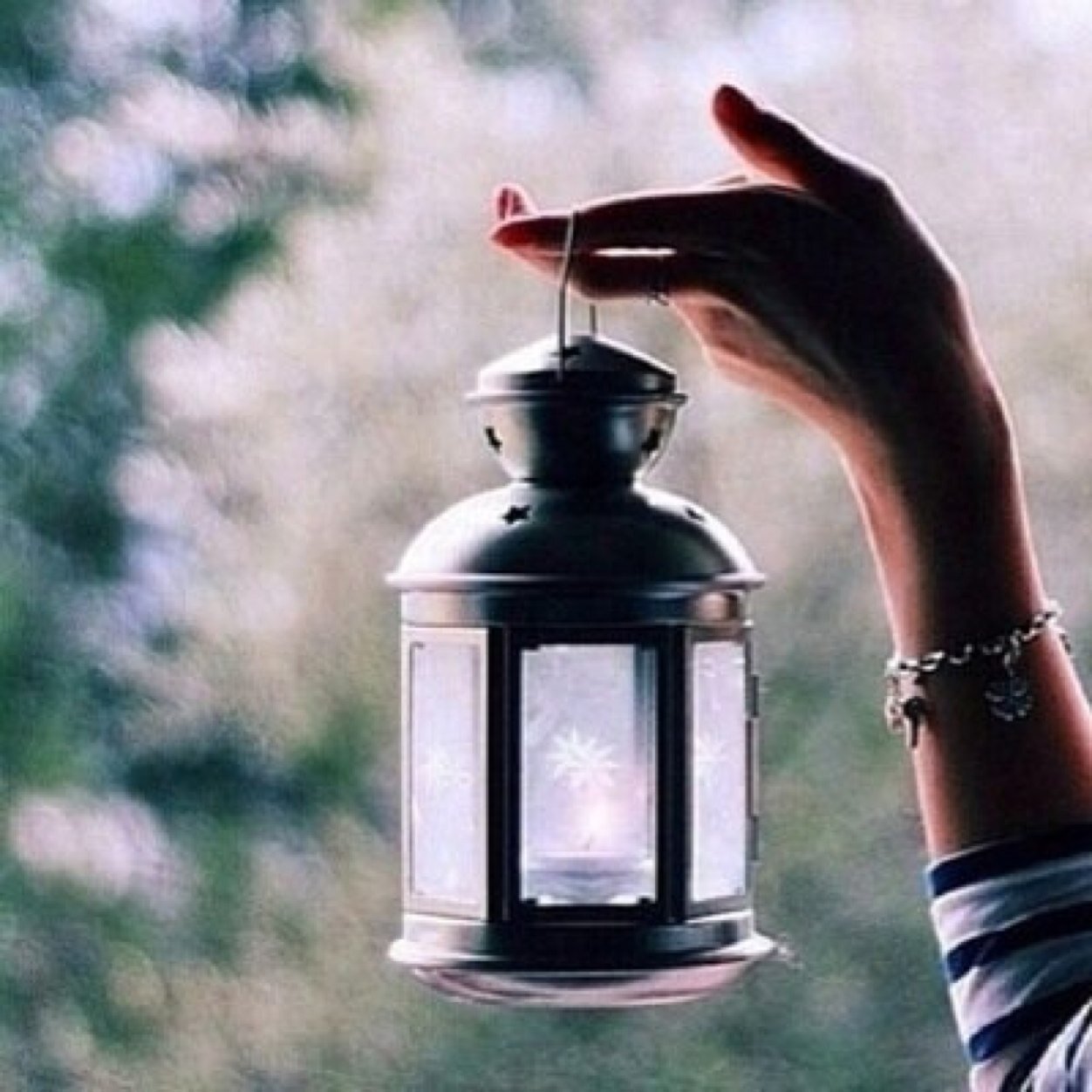 باختصار .. أبحثُ عن أثر ~