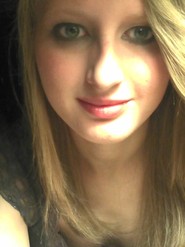 Pro food tester, loves funny people and is extremely lazy!!!!!! Single!