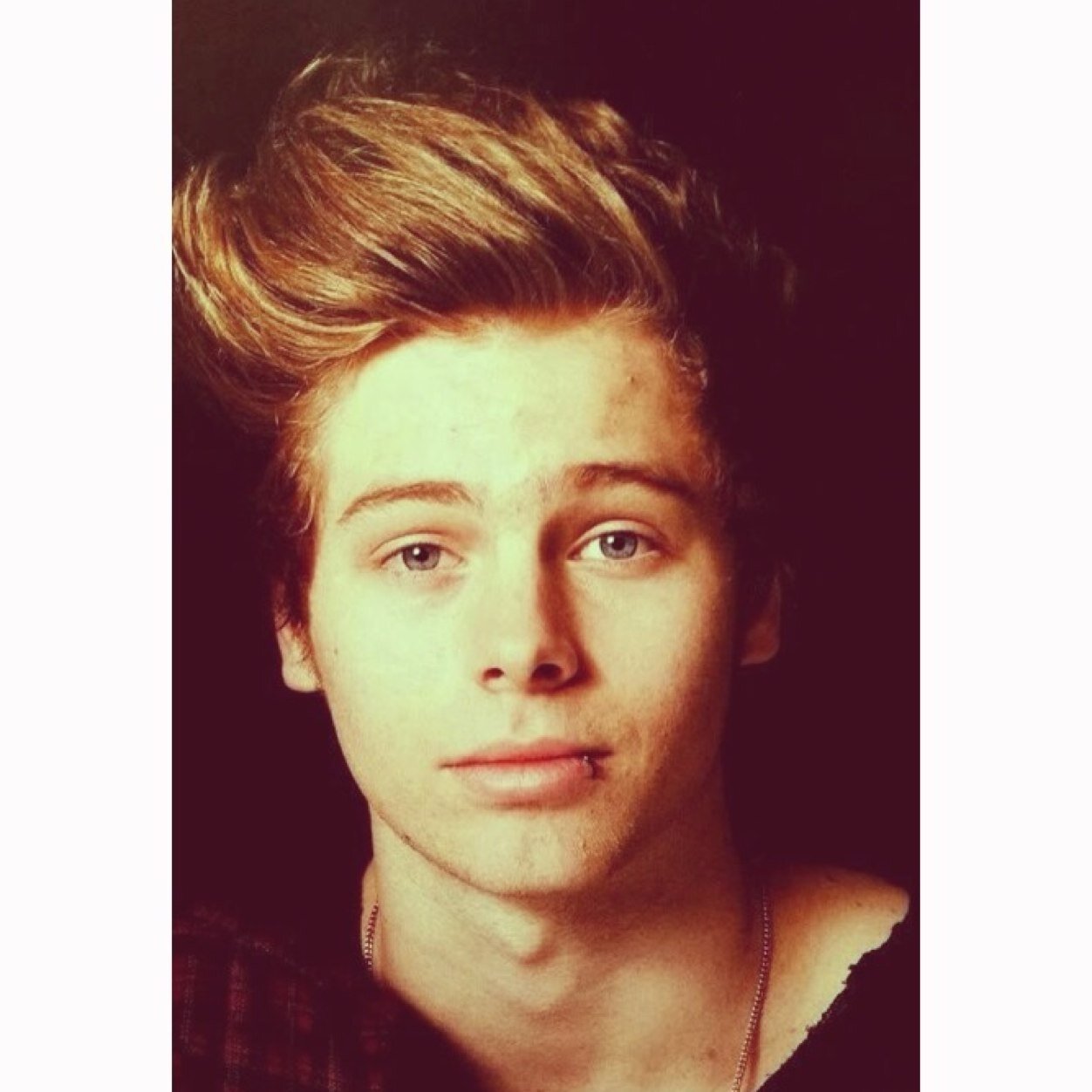 Luke Hemmmings sorta maybe kinda controls my emotions